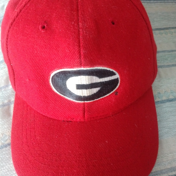 Georgia Bulldogs hat with classic G. Baseball style. Best for smaller head. GUC - Picture 12 of 12